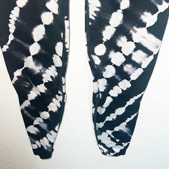 PINK Victoria’s Secret Seamless Black And White Tie Dye Leggings - Picture 6 of 10